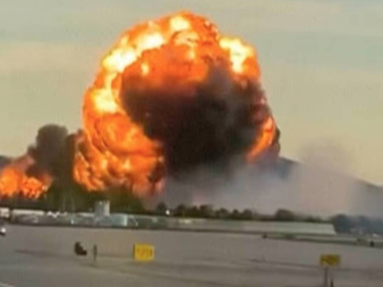 Унесший жизни 14 человек взрыв самолета в аэропорту США попал на видео