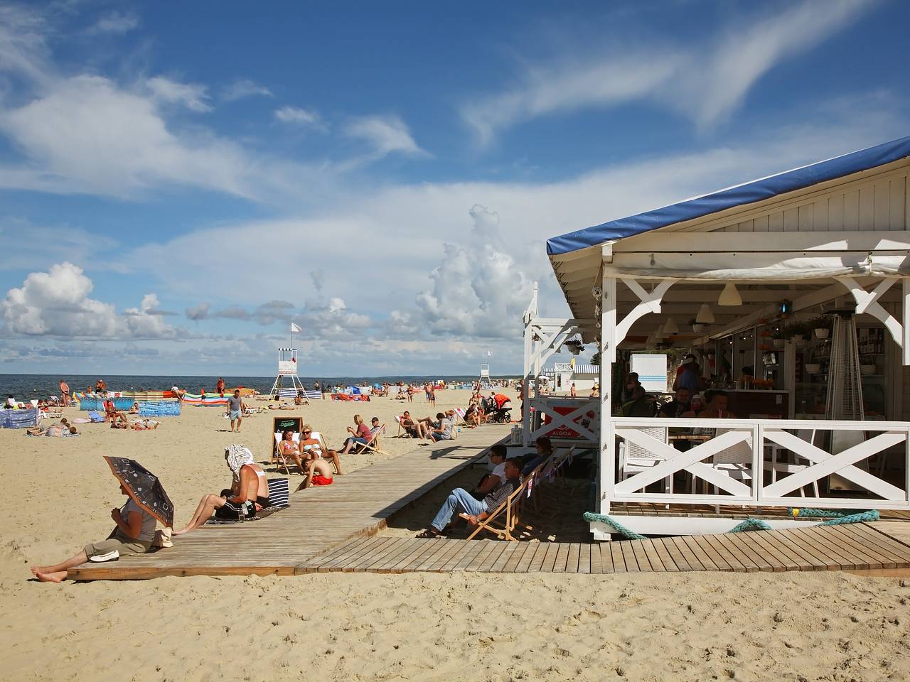 Блогер описал девушек на популярном курорте Польши словами «хотят тепла»