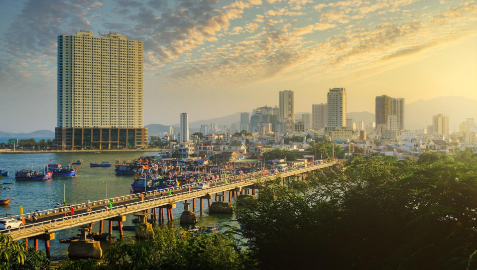 Во Вьетнам пришел ураган «Калмаэги»: для туристов введены ограничения Во Вьетнам пришел ураган «Калмаэги»: для туристов введены ограничения