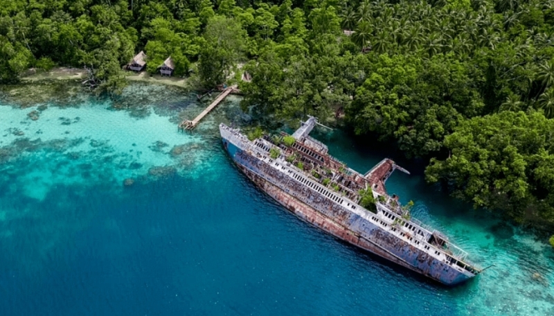 Брошенный посреди рая: круизный лайнер после крушения прославился на весь мир Брошенный посреди рая: круизный лайнер после крушения прославился на весь мир