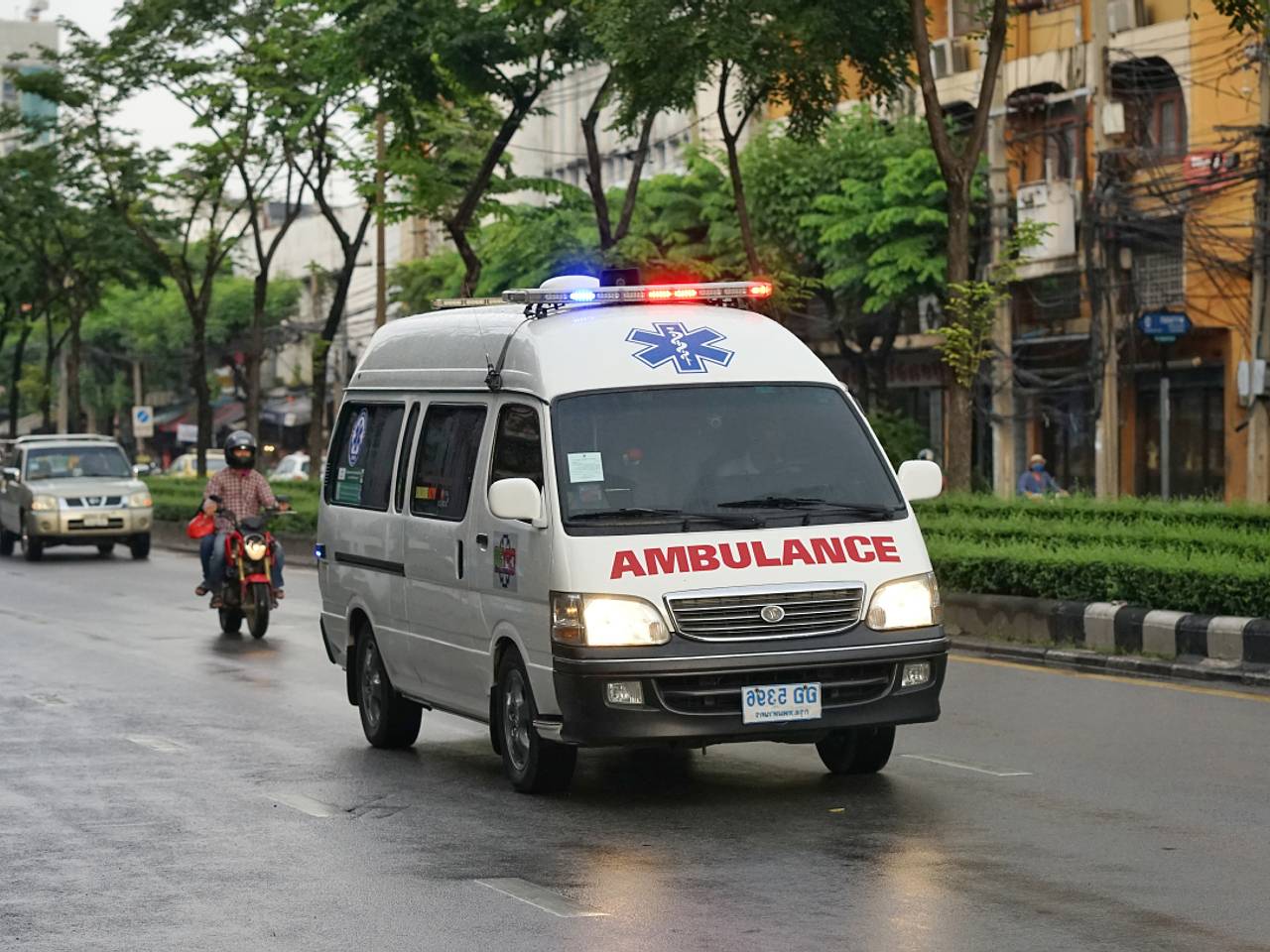 Россиянка на мотоцикле в Таиланде уворачивалась от тележки с едой и разбилась