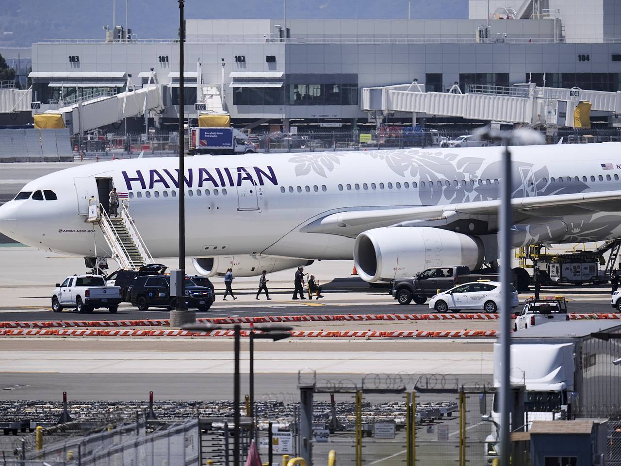 Женщина ударила дочь головой о стену в самолете и была оштрафована на восемь тысяч рублей