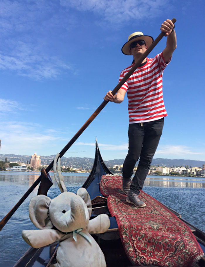 Потерянный плюшевый слоник путешествует по миру