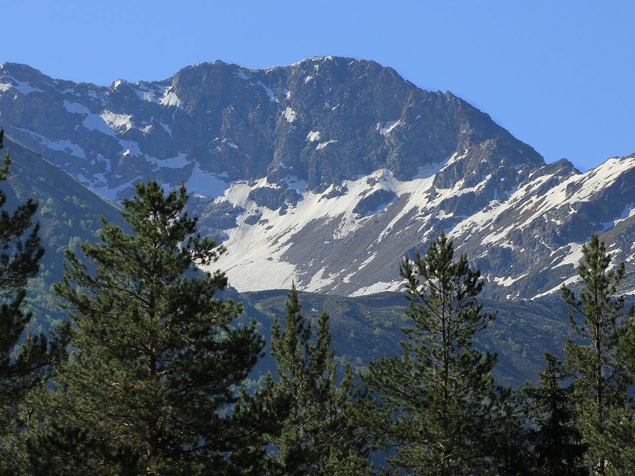 Туристы сорвались со склона в ущелье в российском регионе
