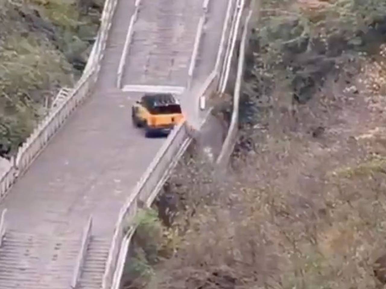 Машина скатилась по Великой Китайской стене, врезалась в кирпичи и попала на видео