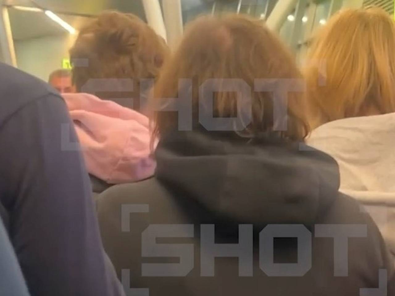 Сотни пассажиров вынудили спать на полу в российском аэропорту в ожидании починки самолета