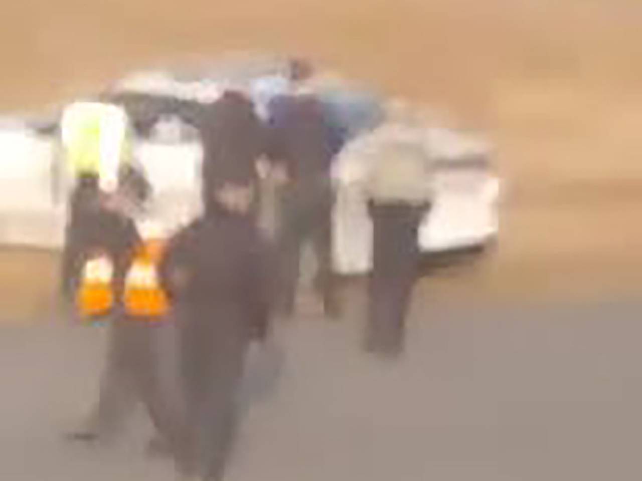 Мужчина побежал к двигателю пассажирского самолета во время взлета и попал на видео