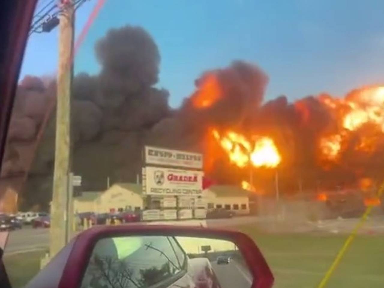 Пожар на месте крушения самолета в американском аэропорту сняли на видео