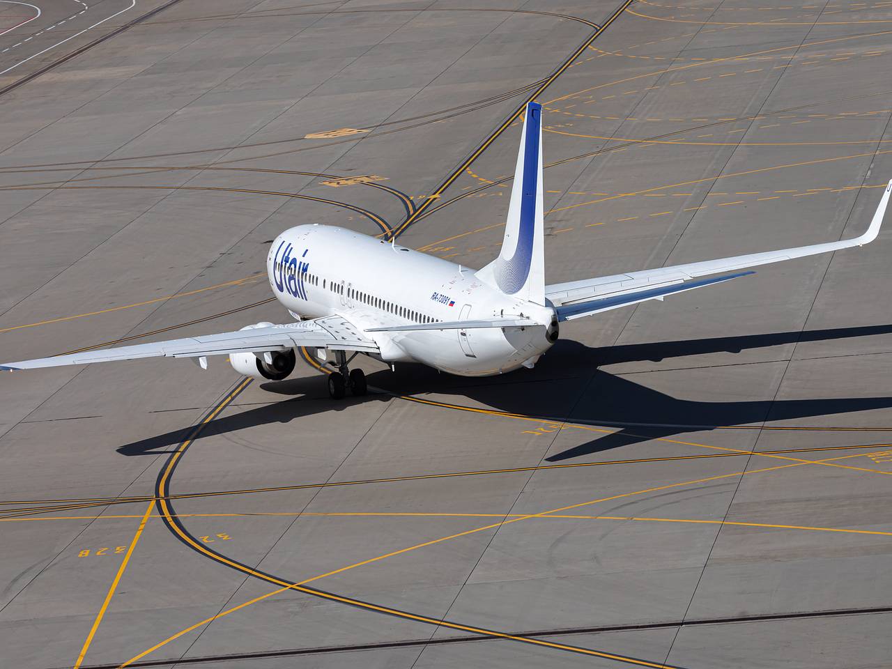 В российском аэропорту пьяный мойщик пробил пассажирский самолет стремянкой