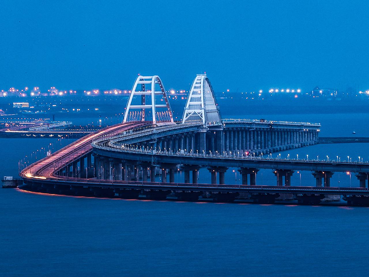 Автомобилям двух категорий запретят ездить по Крымскому мосту