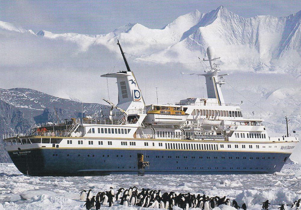 Брошенный посреди рая: круизный лайнер после крушения прославился на весь мир Брошенный посреди рая: круизный лайнер после крушения прославился на весь мир