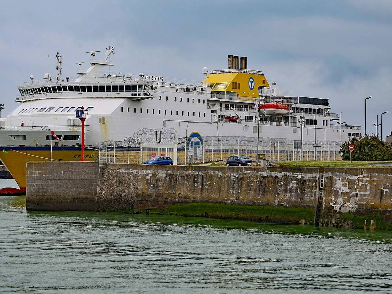 Пассажирам парома в Европе включили жесткое порно в присутствии детей