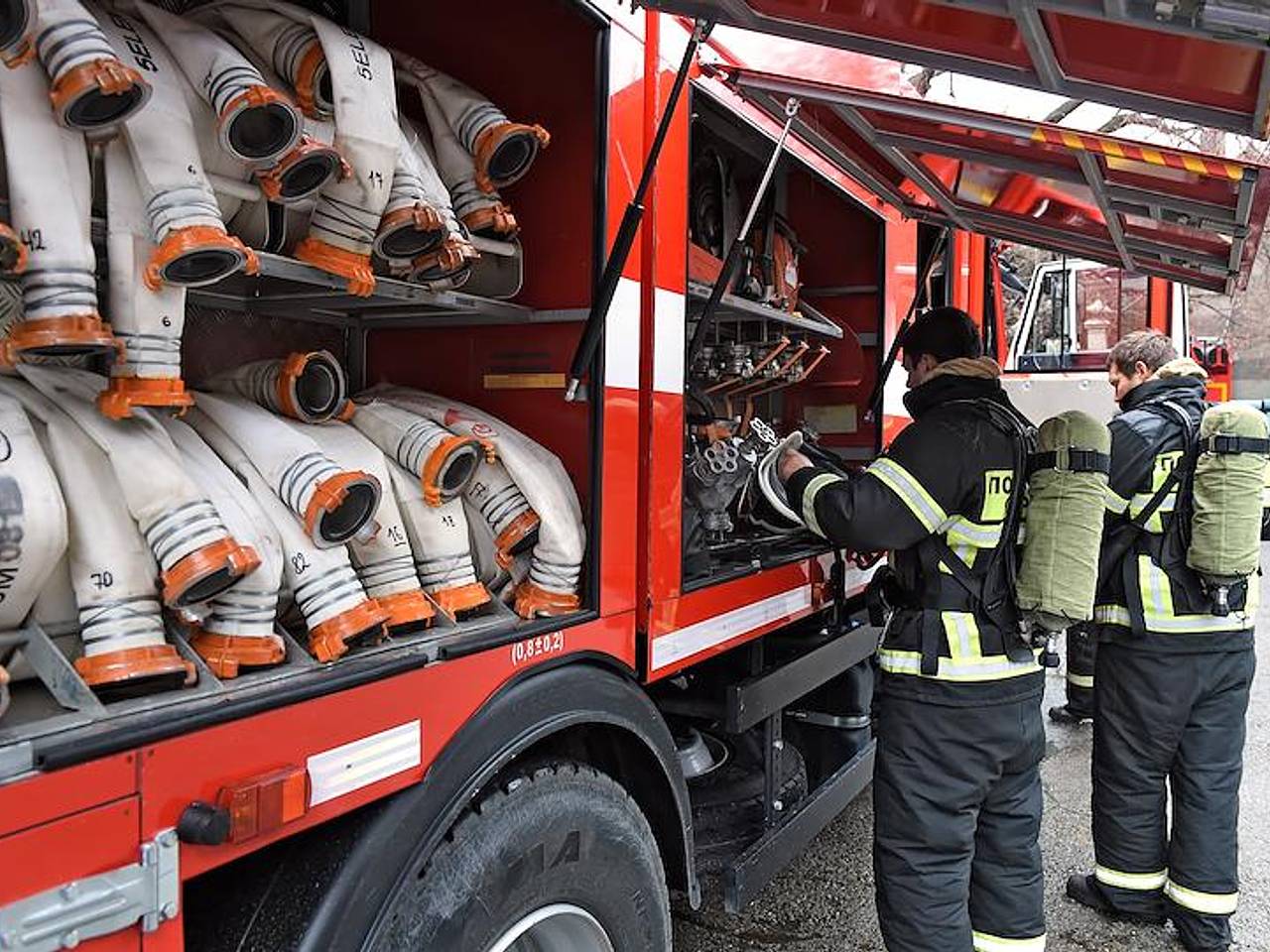 Сотни человек эвакуировали из горящего отеля в центре Москвы