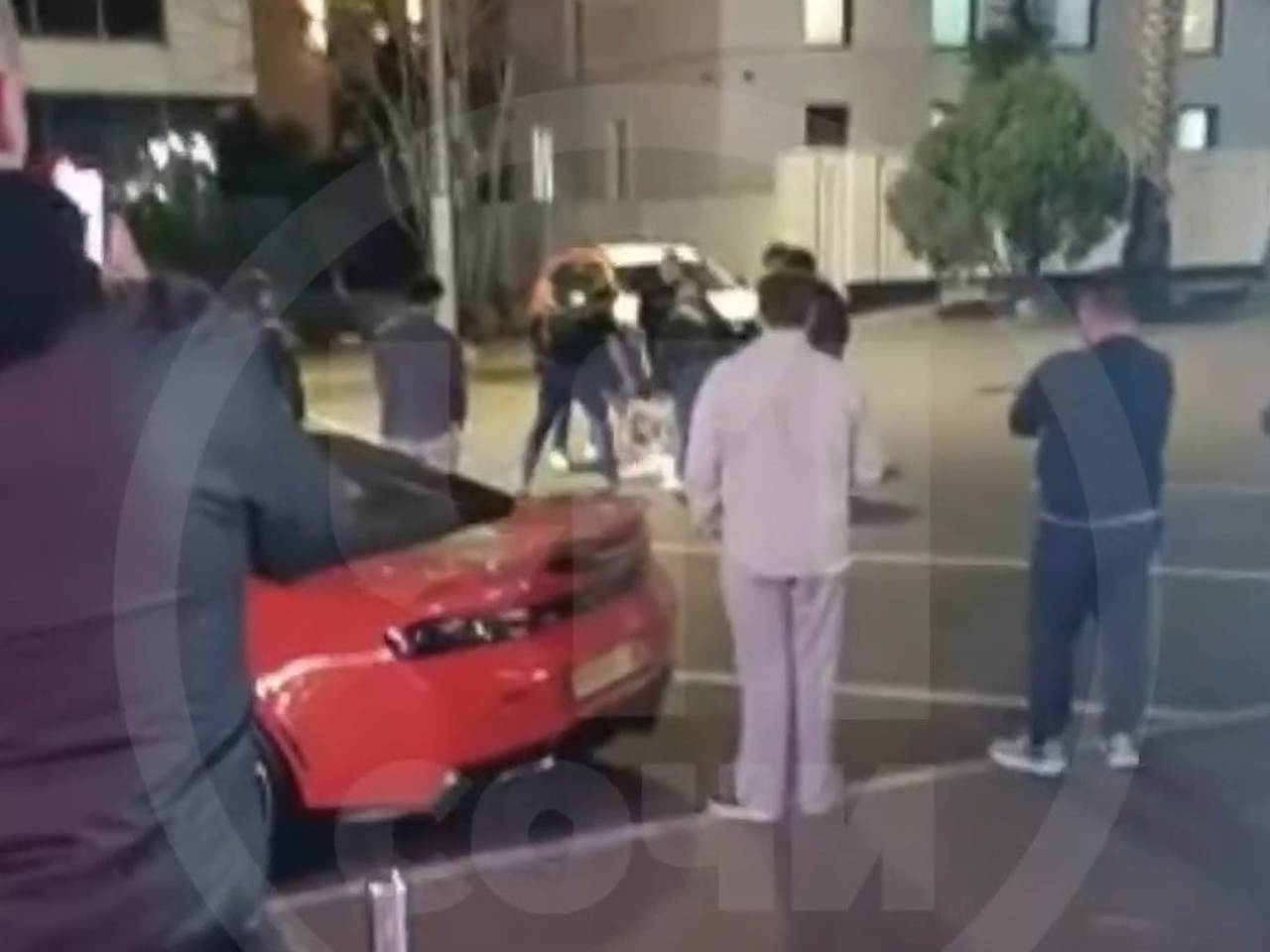 Голый мужчина под наркотиками напал на женщину у отеля в Сочи и попал на видео