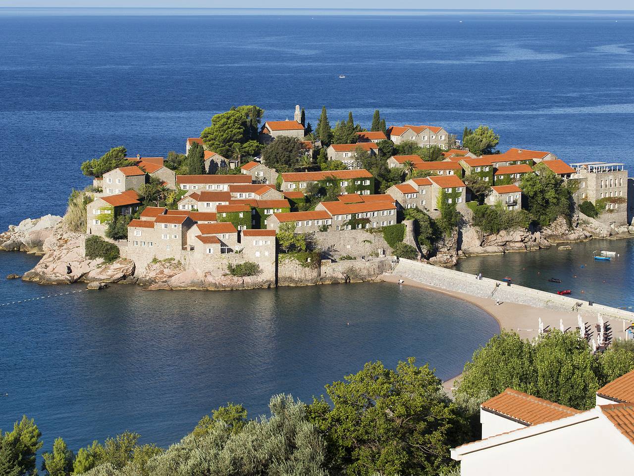 Черногория введет визовые ограничения для россиян