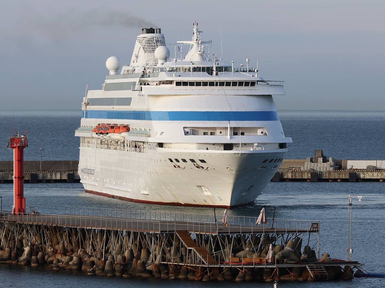 Застрявший в Турции лайнер с сотнями россиян вернулся в Сочи