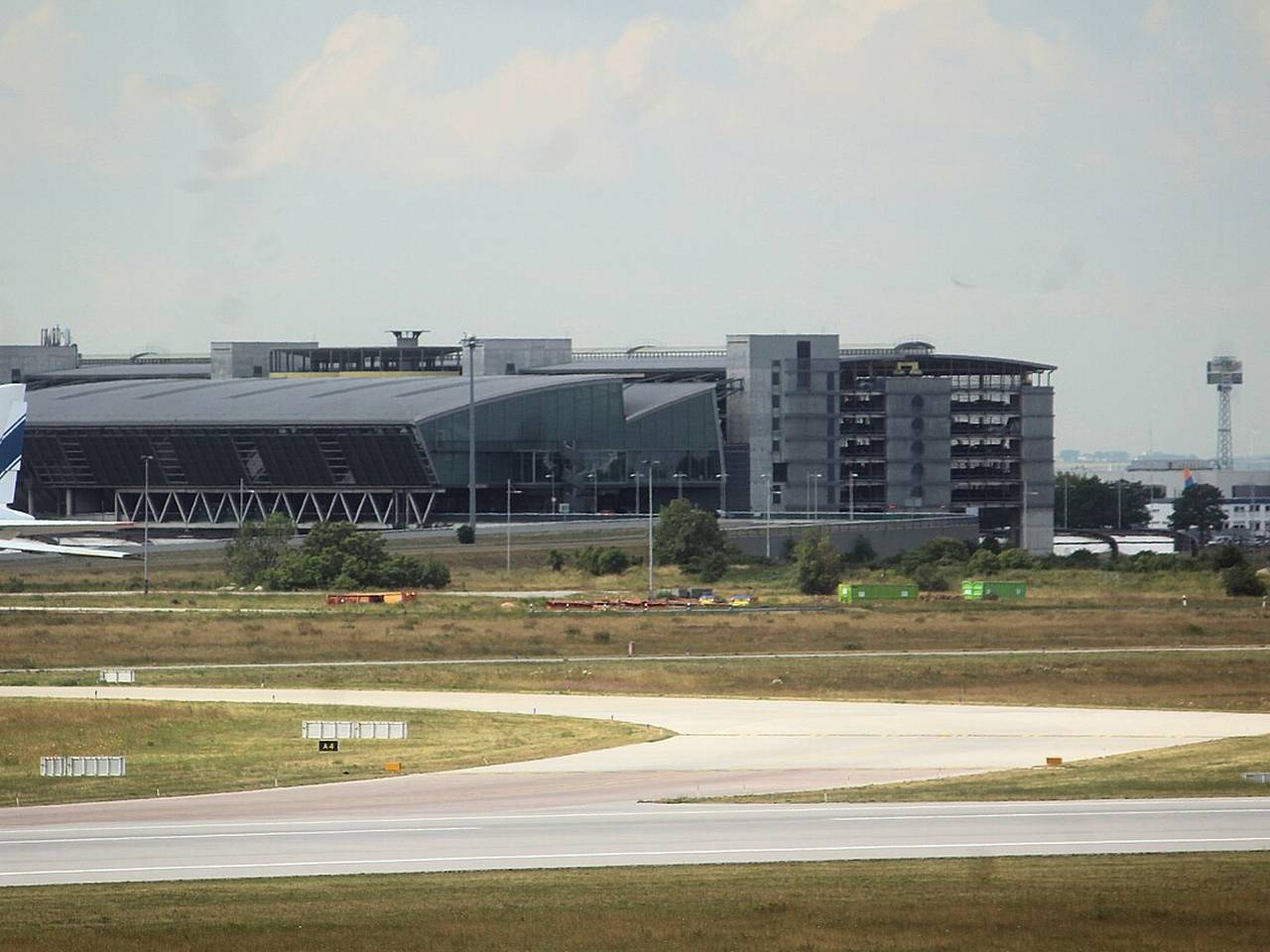 Водитель бросил машину у дверей аэропорта в Европе, ворвался в терминал и сообщил о бомбе