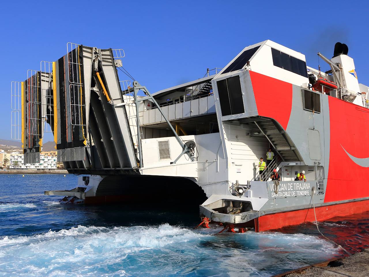 Турист упал на машине в море в порту европейского острова и не выжил