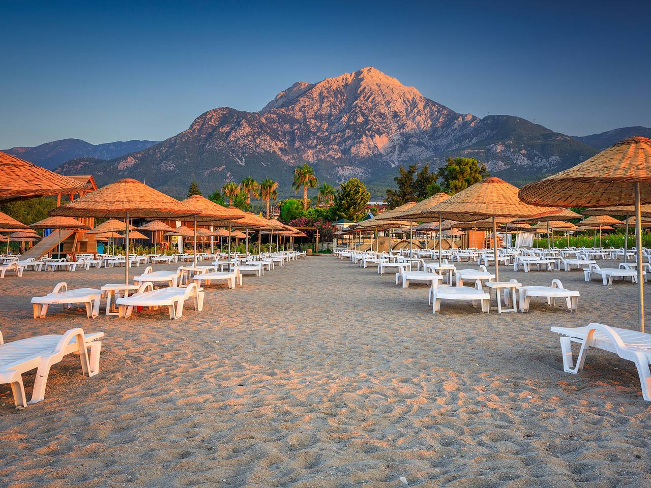 Российская туристка оставила на пляже Турции сумку с вещами и загадочно исчезла