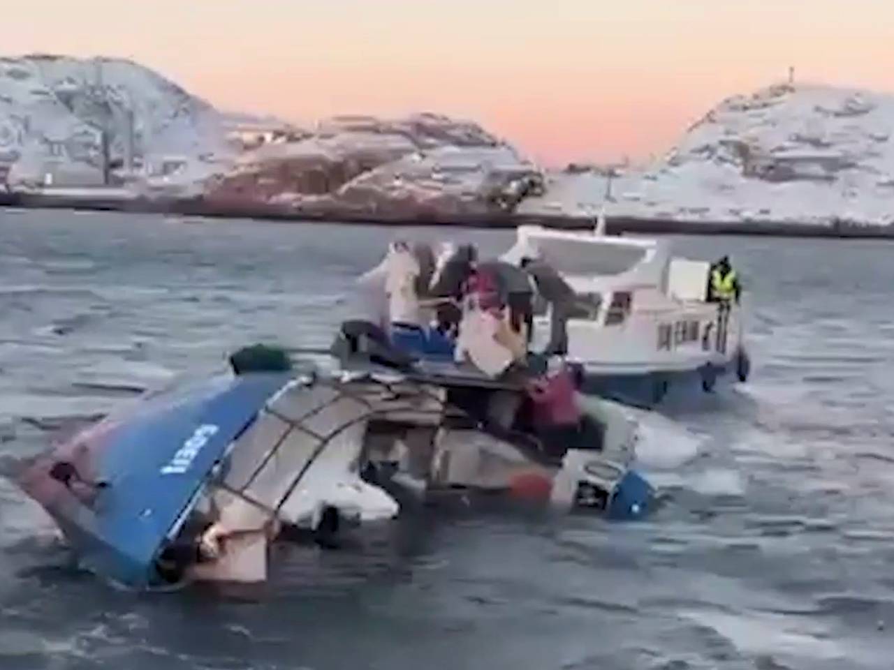 Затонувший с туристами в российском регионе катер попал на видео