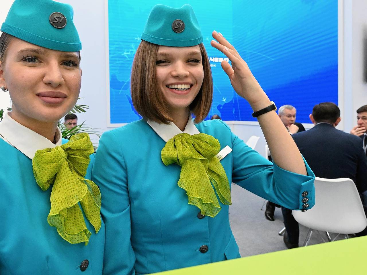 Российская авиакомпания разрешила бортпроводницам носить кроссовки на борту