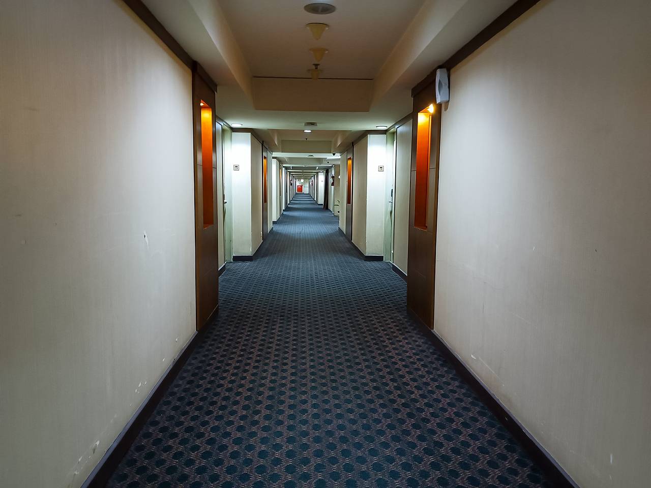 Недовольная плохим номером туристка в гневе затопила его после отказа в возврате денег