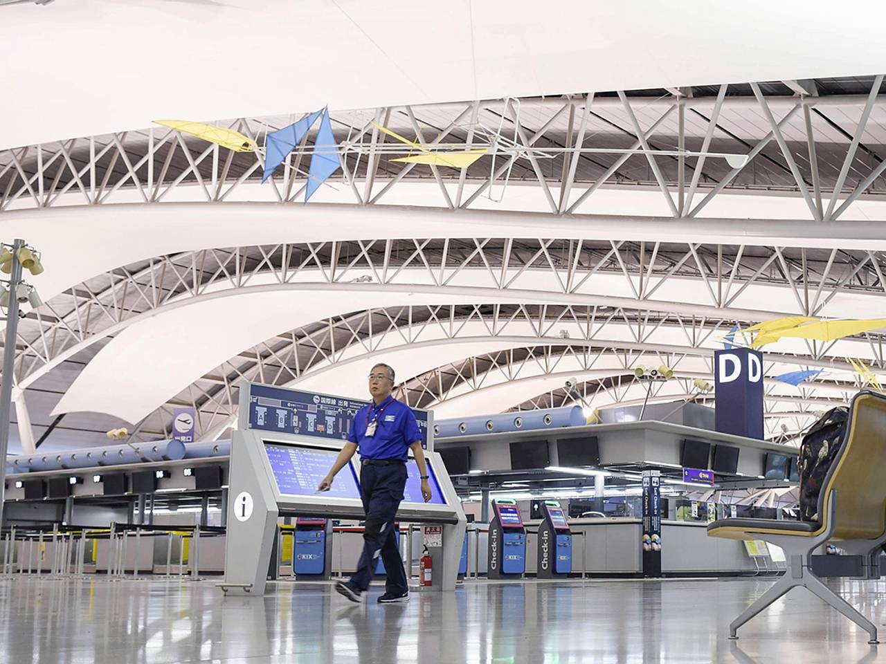 Турист сорвался с ограждения в аэропорту, потерял сознание после падения и не выжил