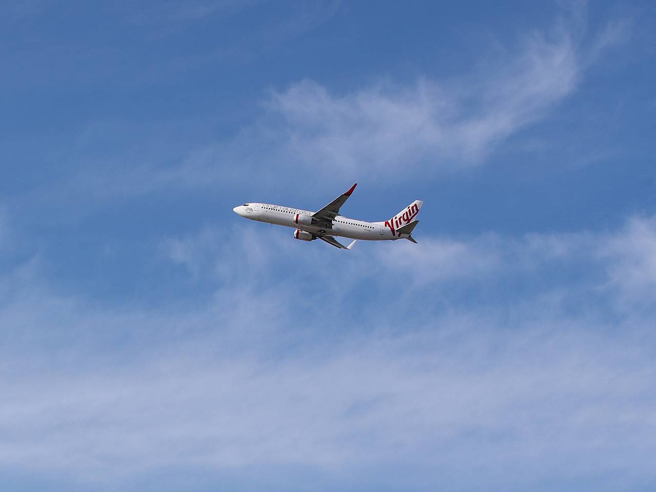 Самолет более чем с сотней пассажиров загорелся после посадки в Австралии