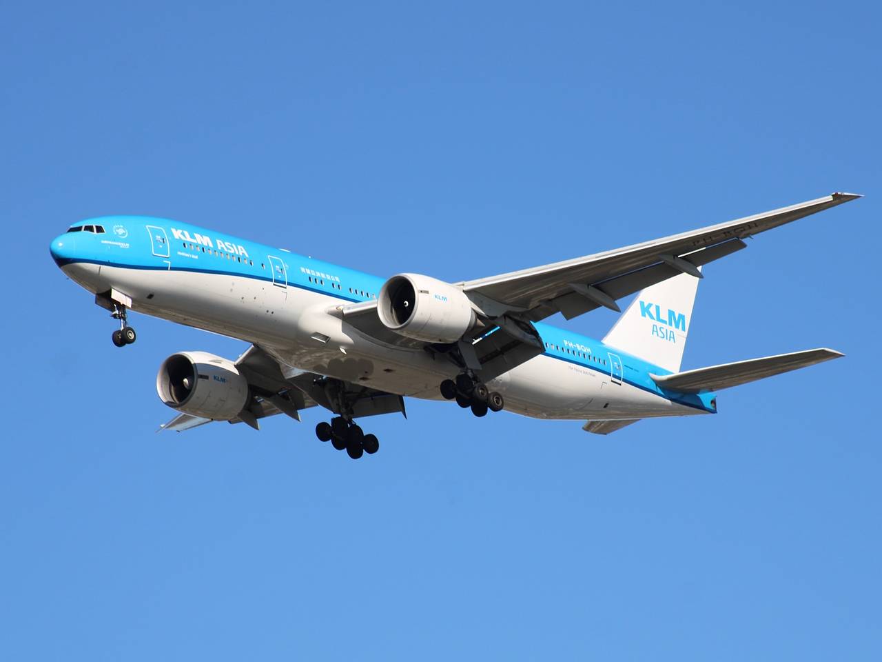 Пассажир внезапно запаниковал и открыл дверь самолета незадолго до вылета