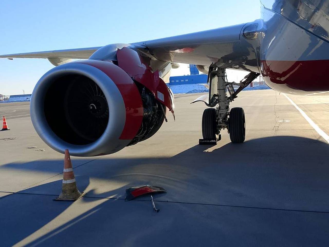 Самолет с 90 пассажирами на борту аварийно посадили в российском аэропорту