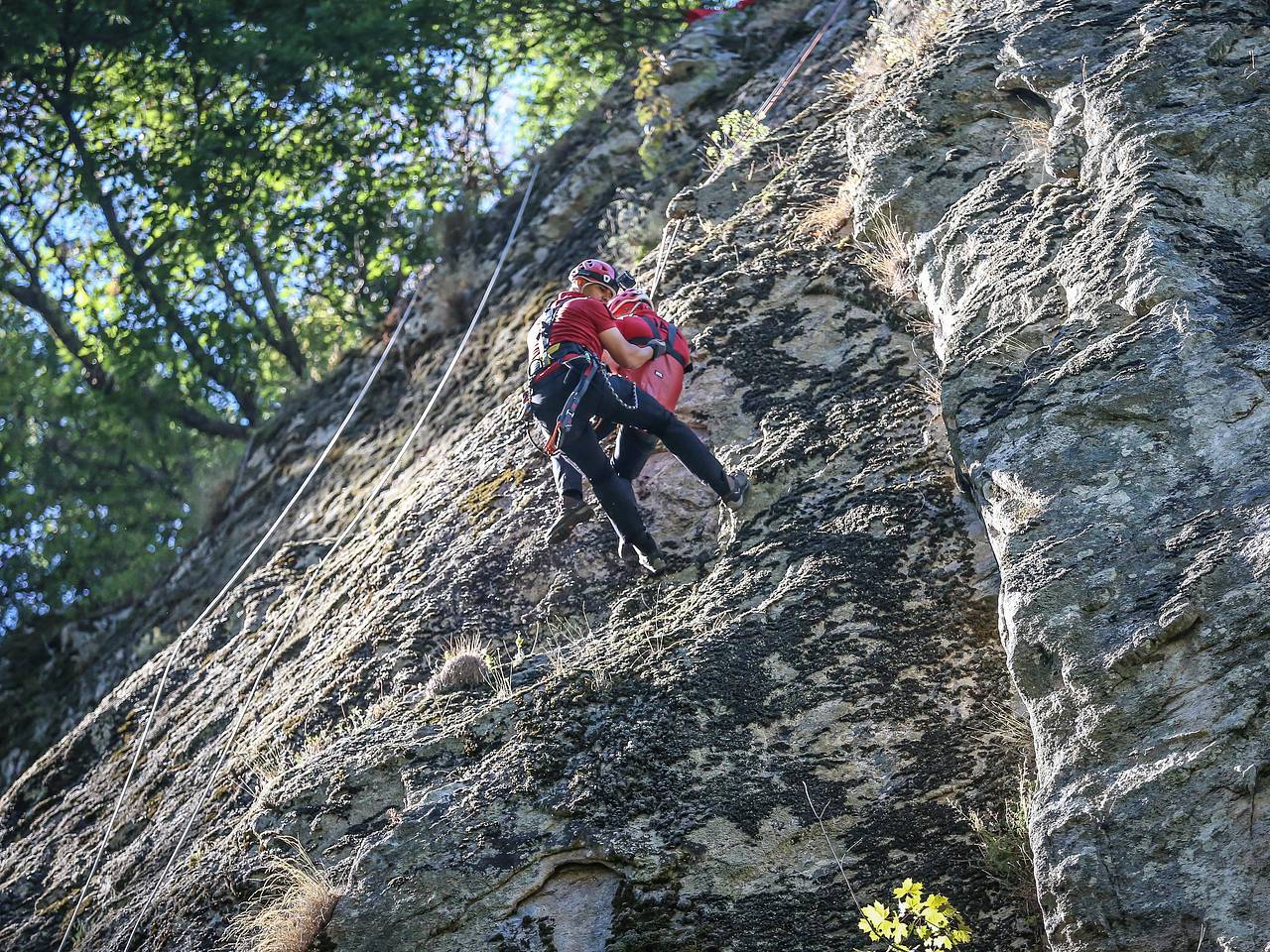 Россиянин и украинка сорвались со скалы во время похода в Турции