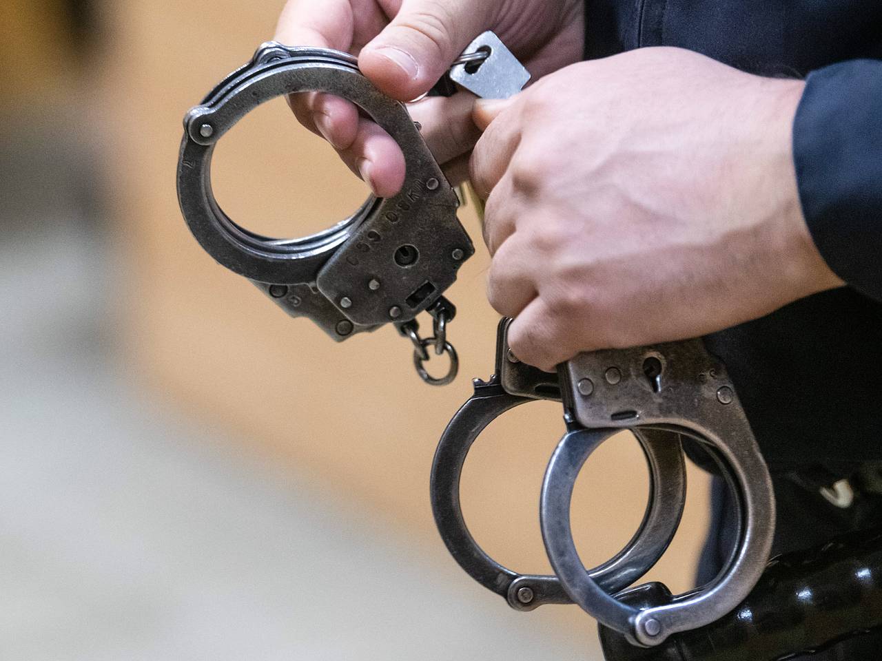 Полицейским пришлось усмирять пьяную россиянку в аэропорту с помощью наручников