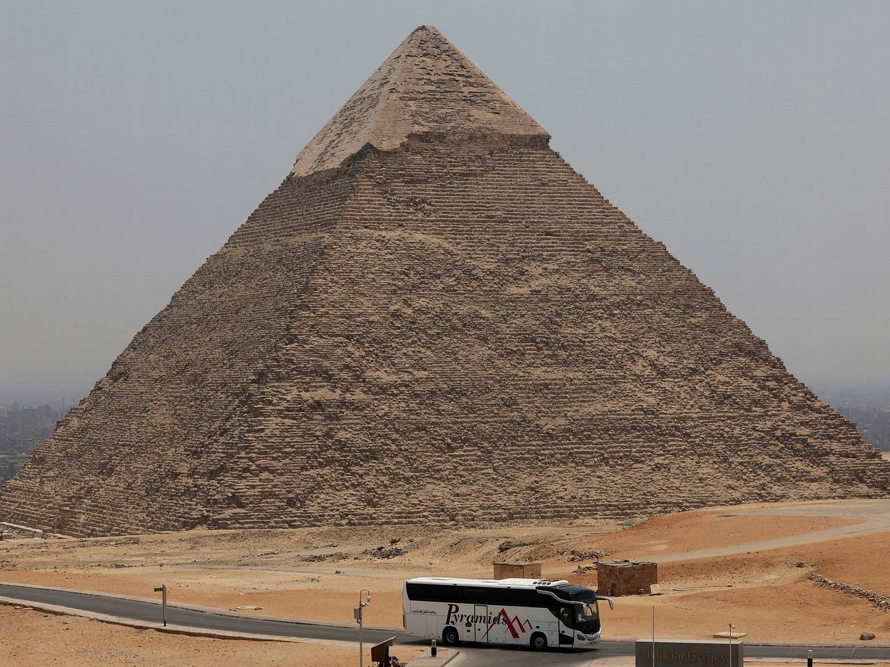 Трое туристов устроили голую фотосессию у пирамиды в Египте и оказались под арестом