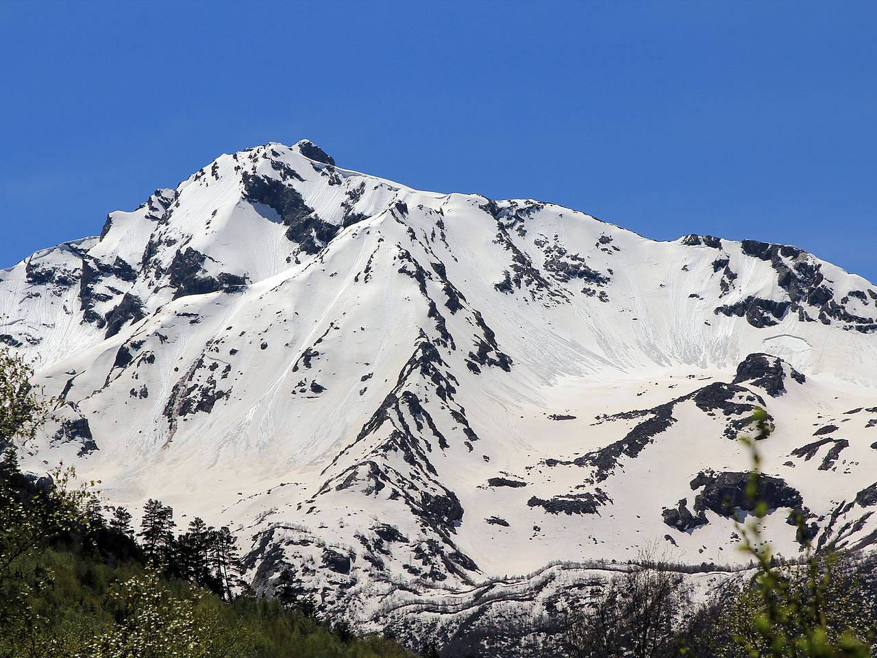 Появились подробности о сорвавшихся с ледяного склона в горах России туристах