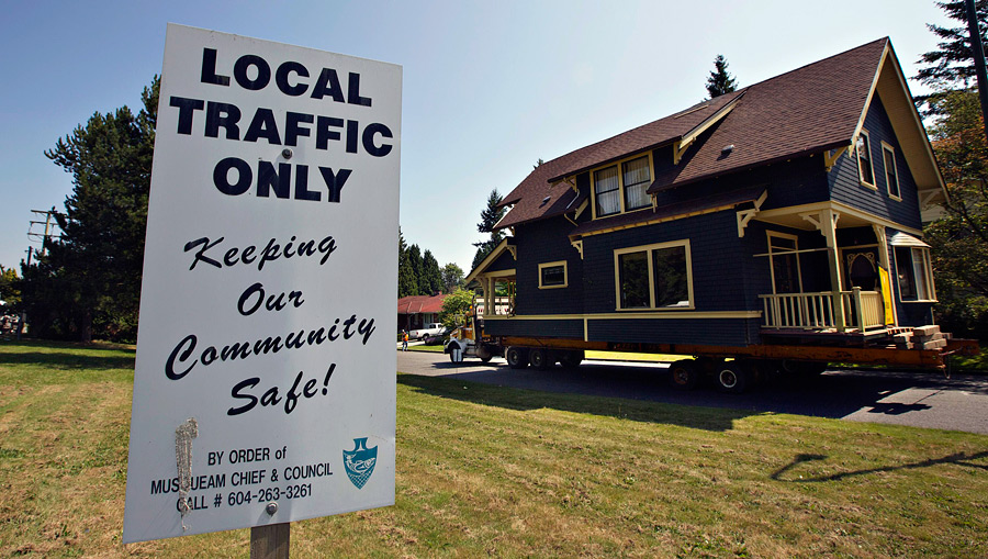 Как в Канаде перевозят дома из города в город Как в Канаде перевозят дома из города в город