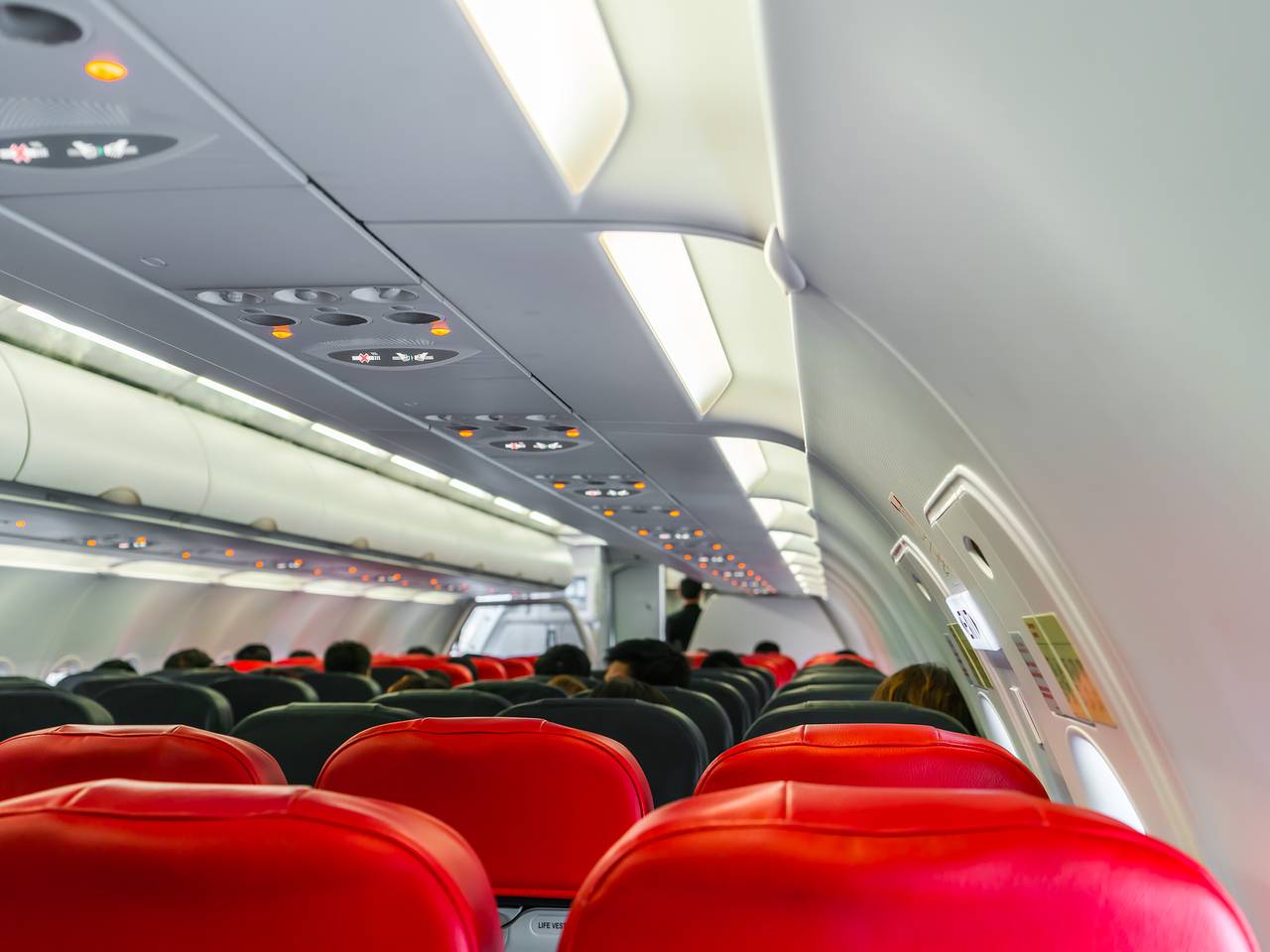 Пассажир самолета тайком употребил марихуану в туалете и сорвал рейс