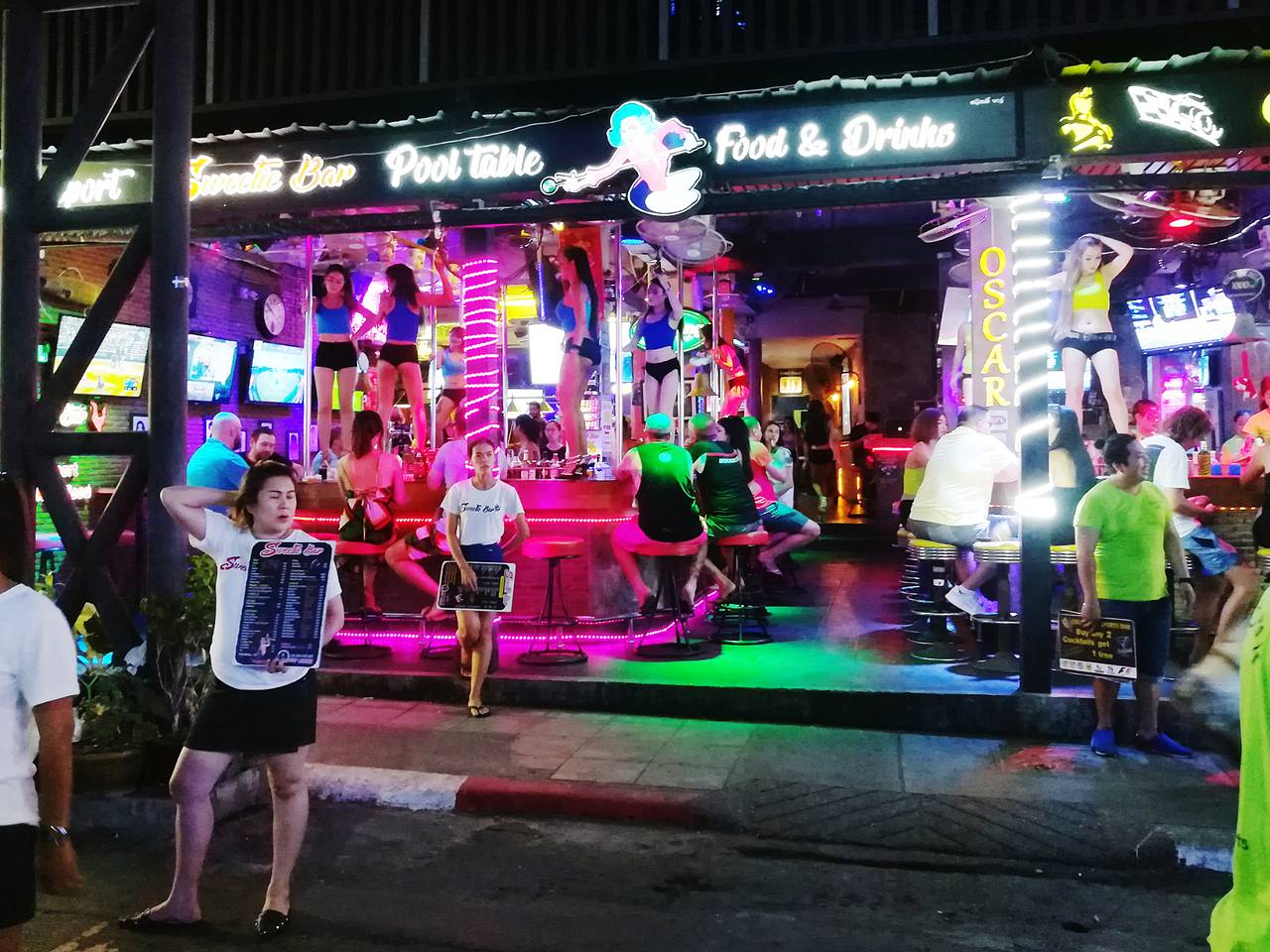 Туристы станцевали треш-стриптиз на улице Таиланда и были арестованы