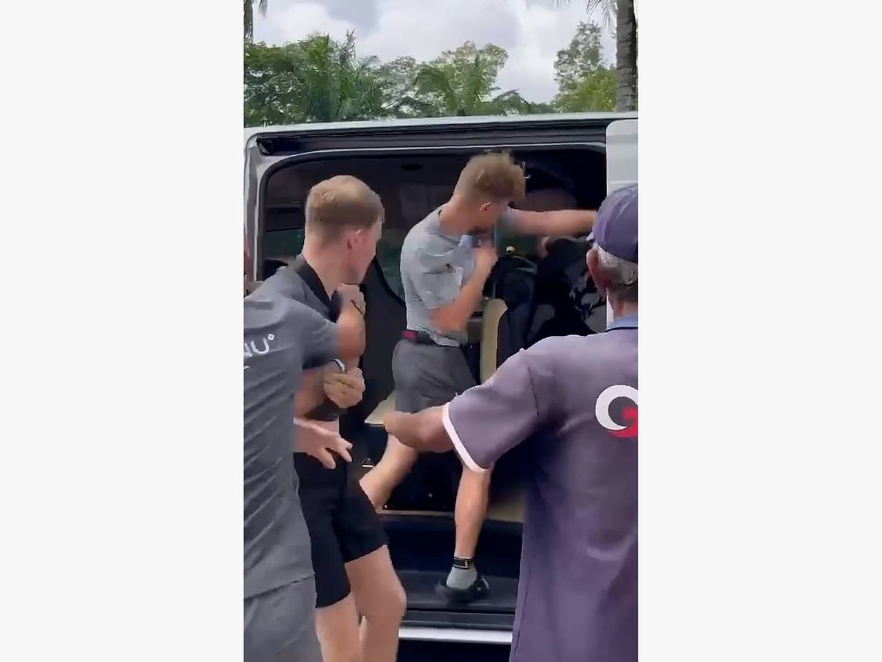 Пассажиры экскурсионного автобуса в Таиланде побили друг друга из-за босых ног