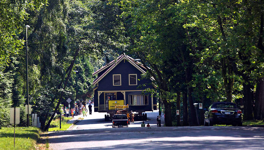 Как в Канаде перевозят дома из города в город Как в Канаде перевозят дома из города в город