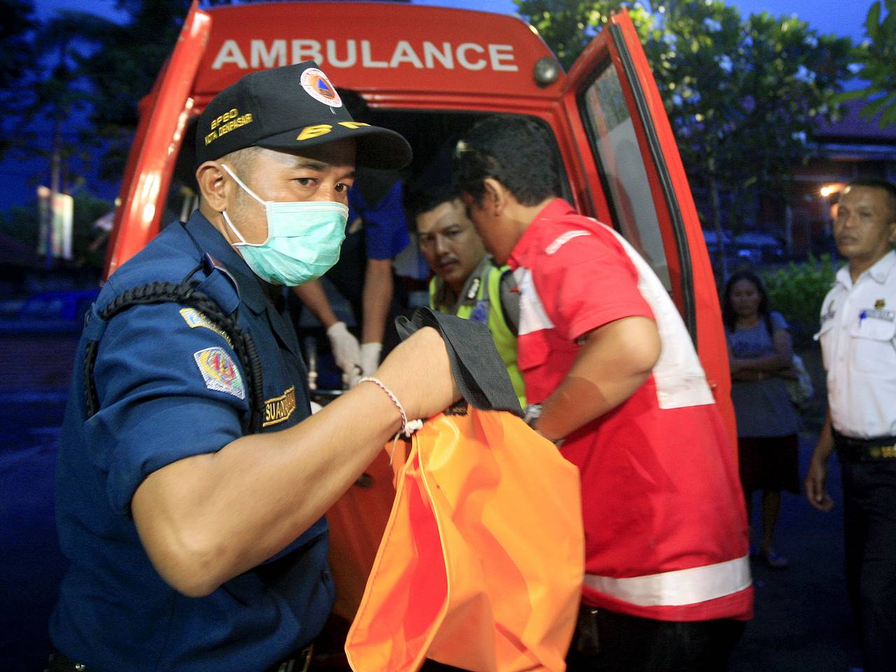 Пять туристов не выжили после аварии с микроавтобусом на Бали