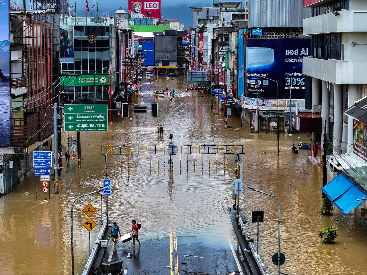 Сотни туристов переселили из отелей в приюты Таиланда из-за мощного наводнения