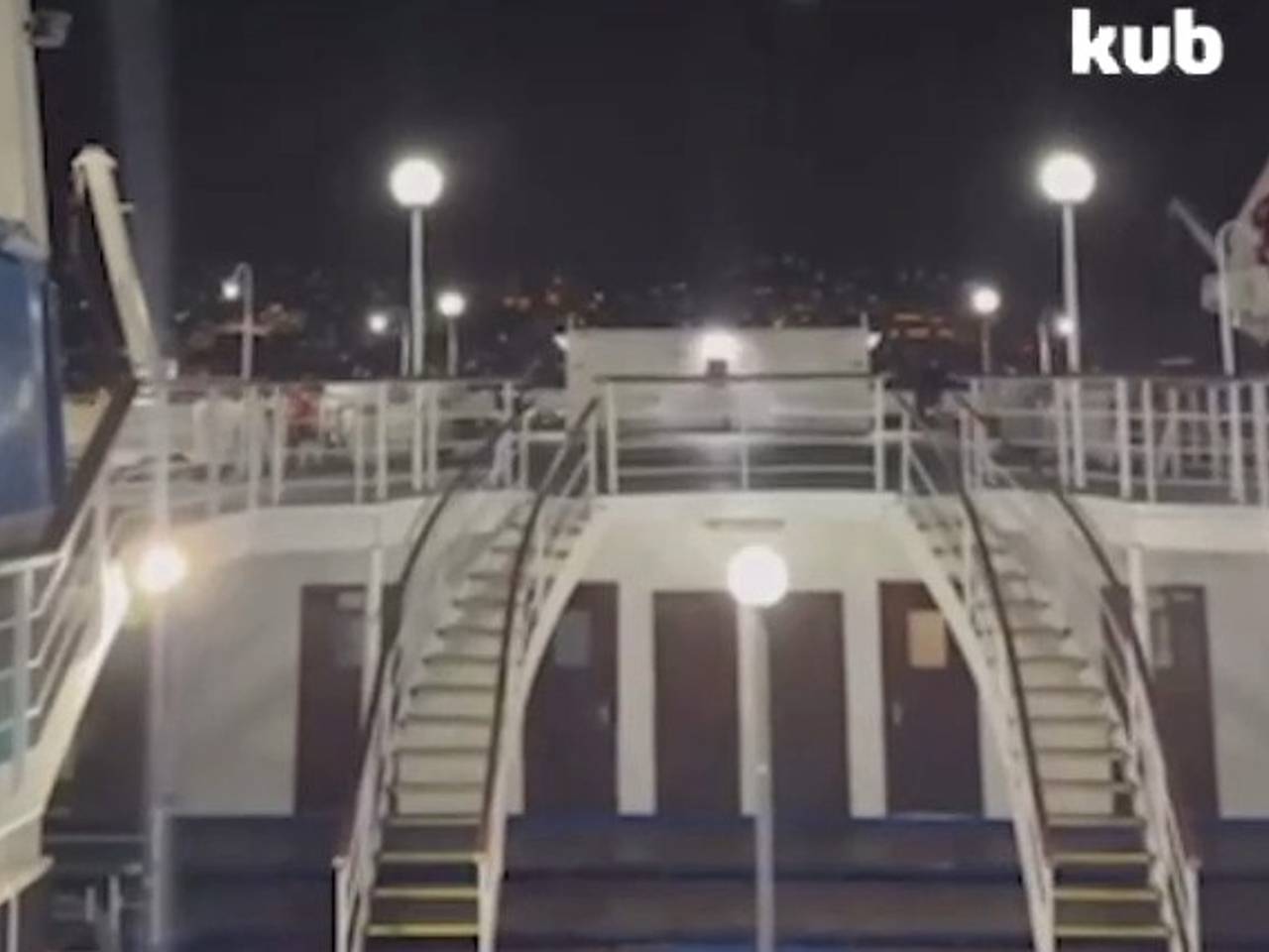 Первый за 14 лет паром из Турции с десятками пассажиров застрял у порта в Сочи