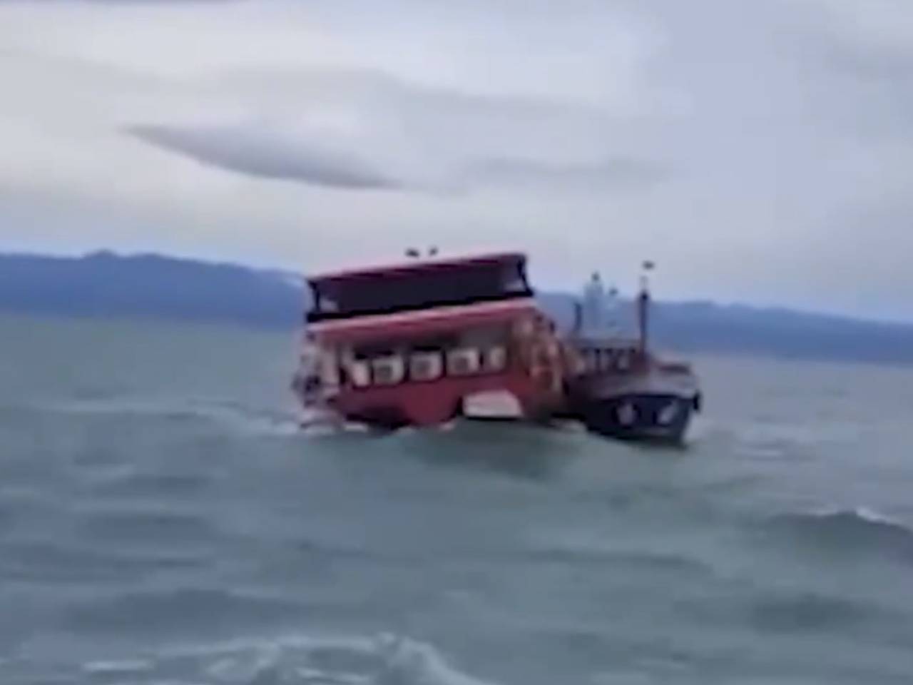 Эвакуация почти сотни пассажиров с тонущего парома попала на видео
