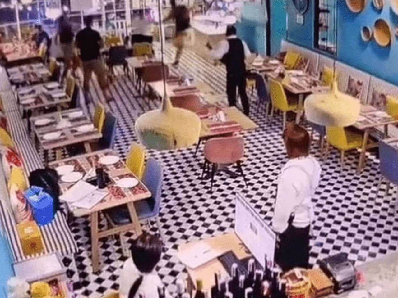 Турист в панике разбил головой стеклянную дверь ресторана в Таиланде и не выжил