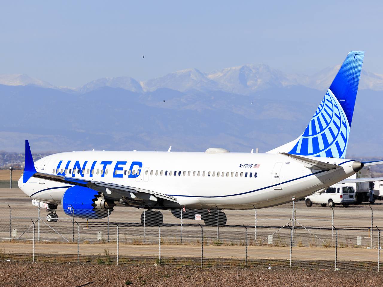 Двигатель самолета с 275 пассажирами на борту отказал во время взлета в аэропорту США