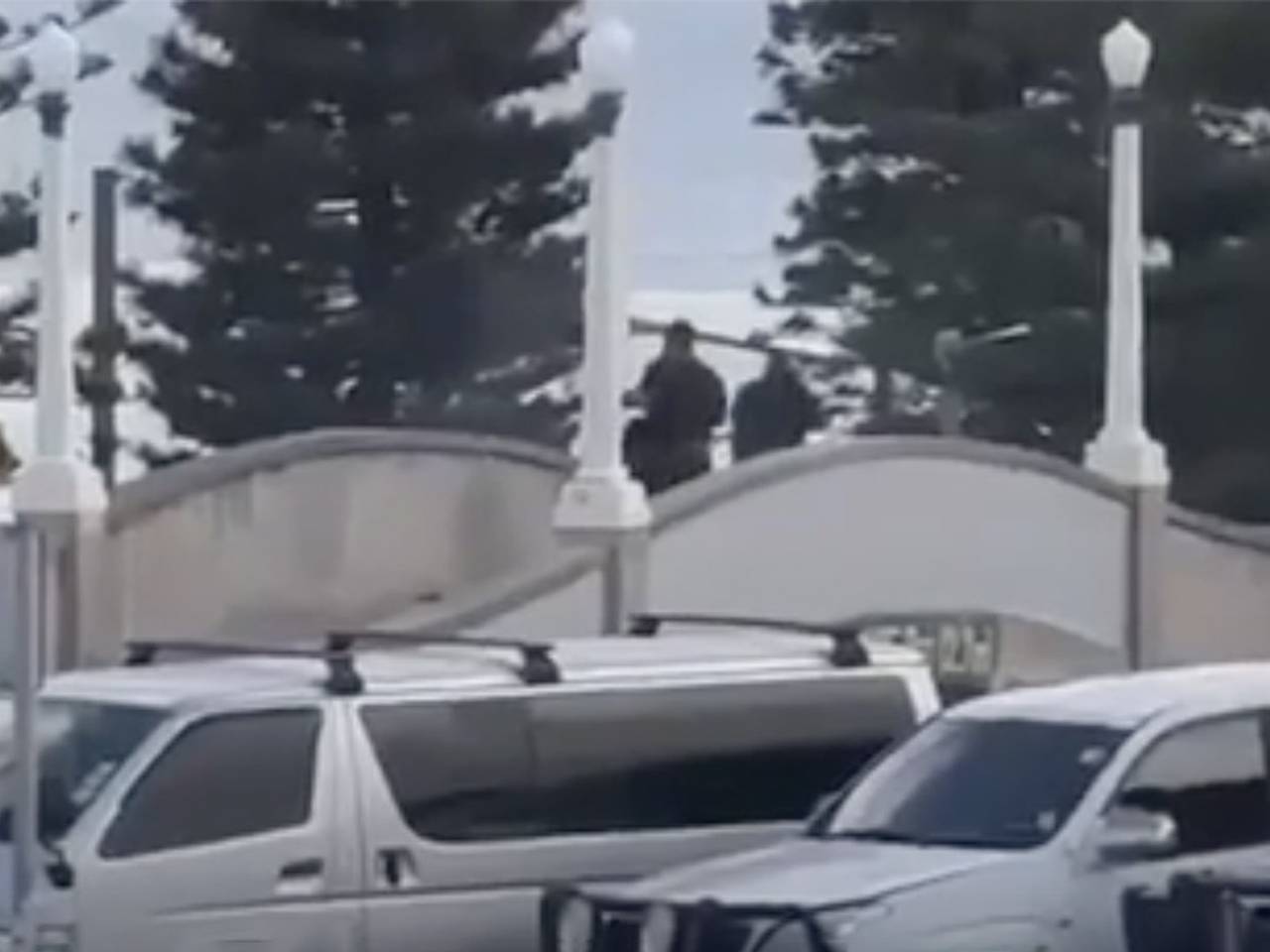 Двое мужчин открыли стрельбу по отдыхающим на пляже в Австралии