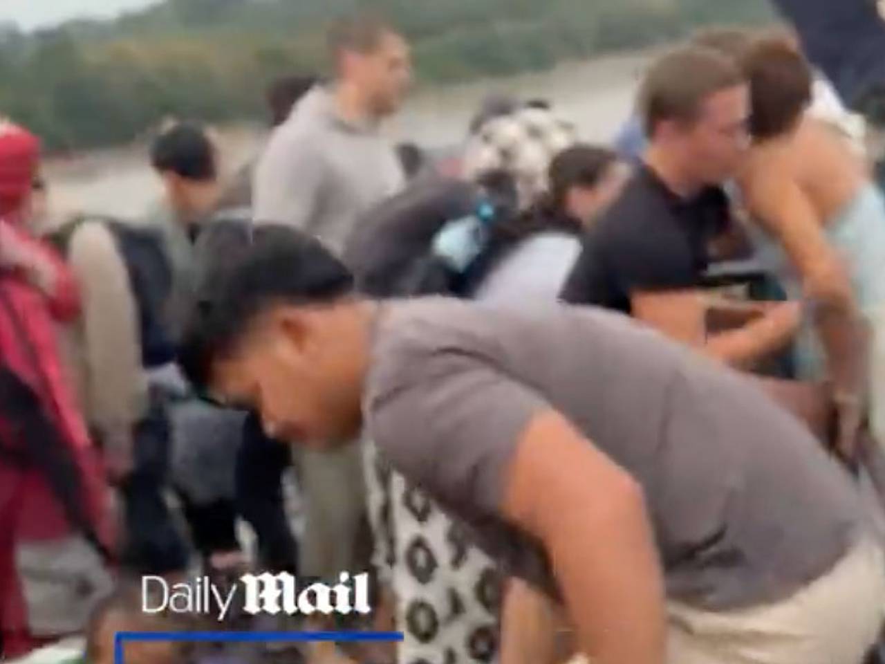 Спасение сотни туристов с тонущего судна в Азии попало на видео