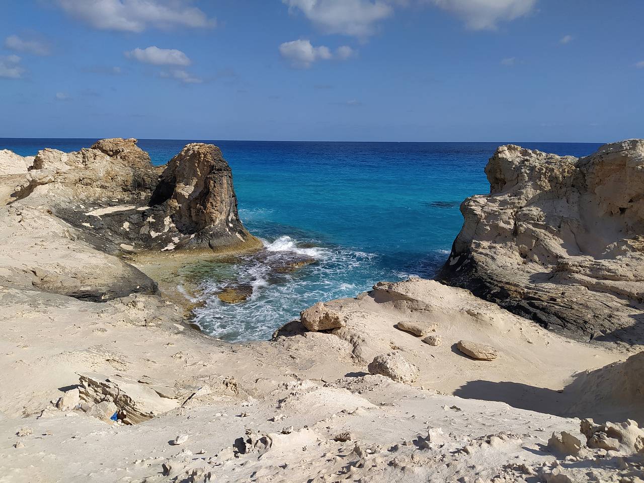 Туристка устроила фотосессию на скалах в Египте, была накрыта волной и чудом выжила