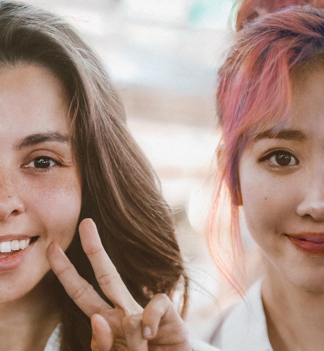 Россиянка демонстрирует красоту девушек со всего мира, делая с ними совместные фото Россиянка демонстрирует красоту девушек со всего мира, делая с ними совместные фото