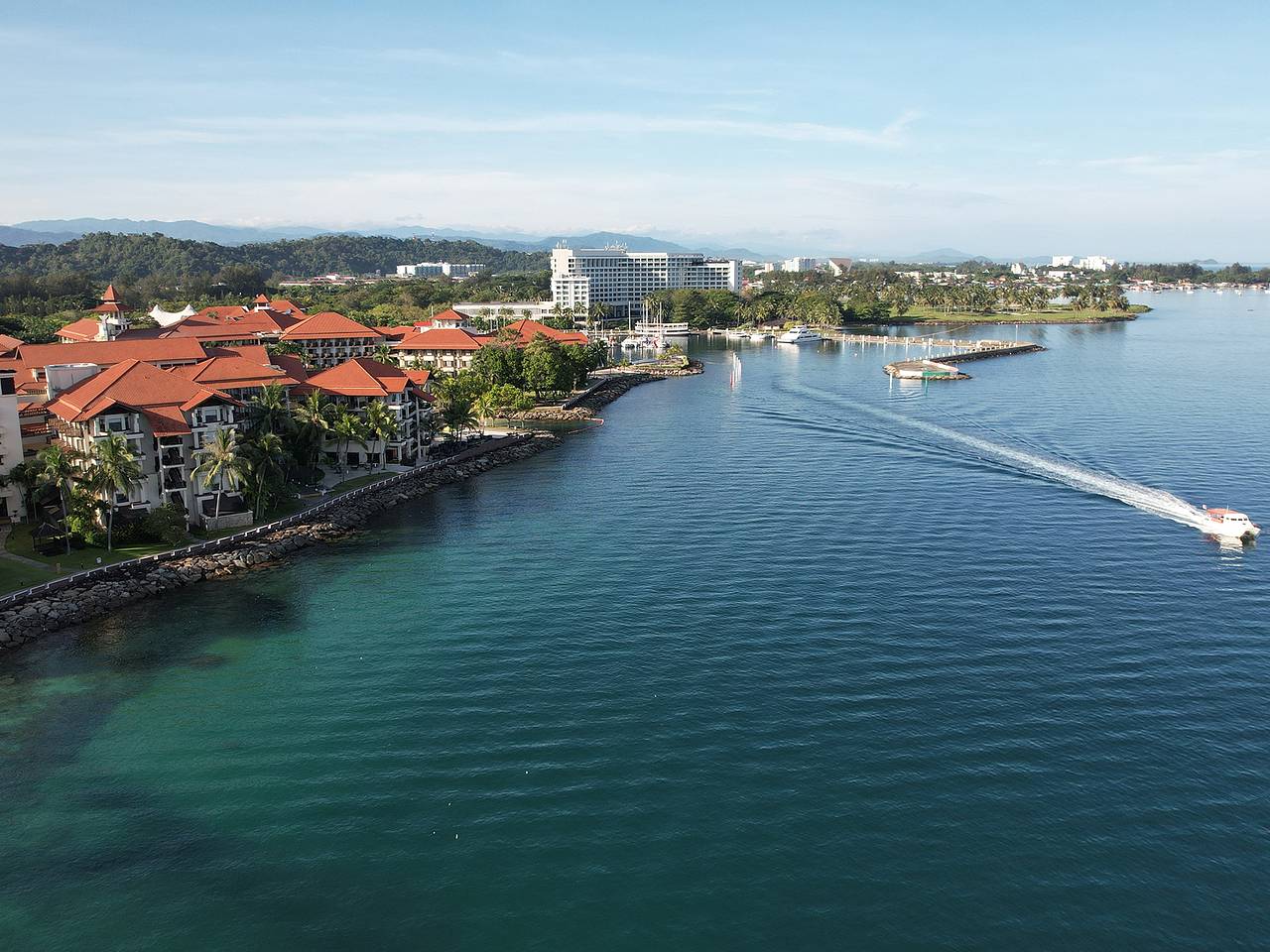 Женщина поехала с мужем на курорт Азии, выпала из окна отеля и не выжила